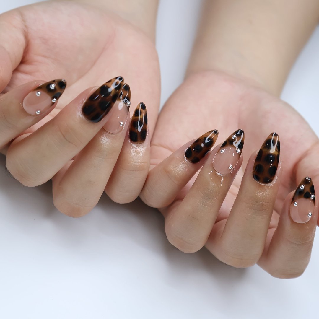 Handmade Tortoiseshell Press-On Nails – classic brown and nude tones with silver stud accents. Perfect for holidays, birthdays, vacations, or as a chic gift for her